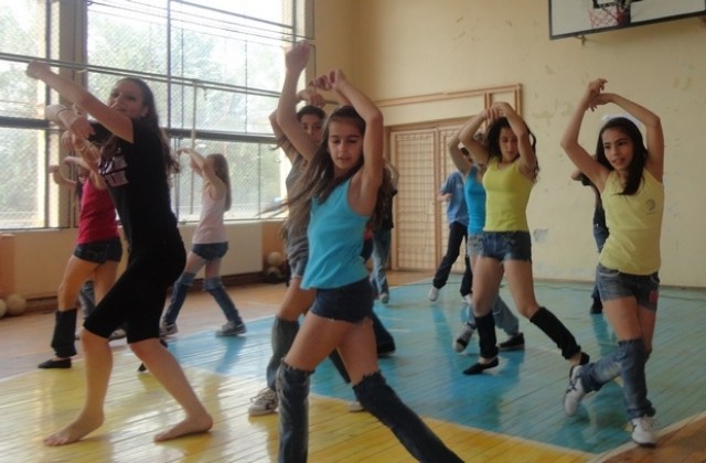 Ученици танцуваха в ОУ П. Р. Славейков