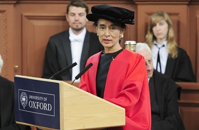 Аун Сан Су Чжи най-накрая получи почетна докторска титла от Оксфорд