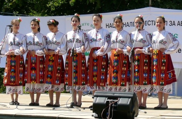 Национален фолклорен фестивал Песни в полите на Балкана