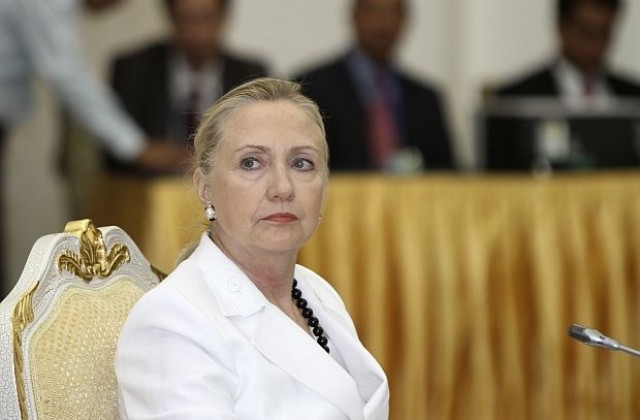 Хилари Клинтън пристигна на историческо посещение в Лаос