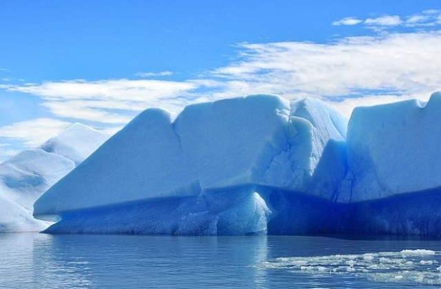 Огромен айсберг се откъсна от ледник в Северна Гренландия