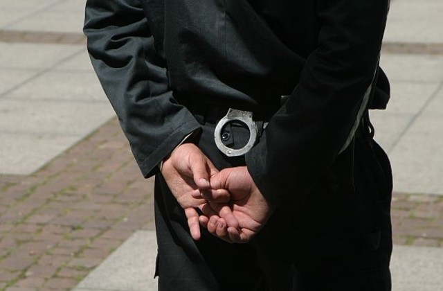 Арестуваха надзирател от затвора в София