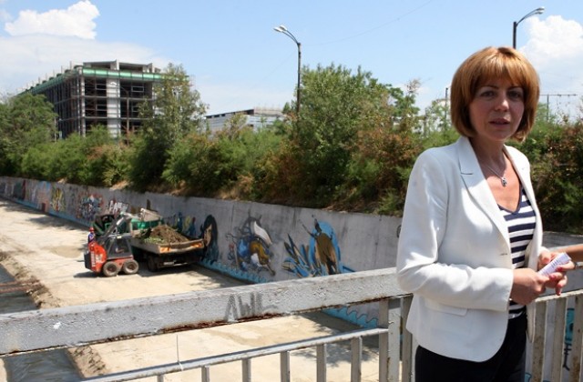 Почистват коритата на реките в София