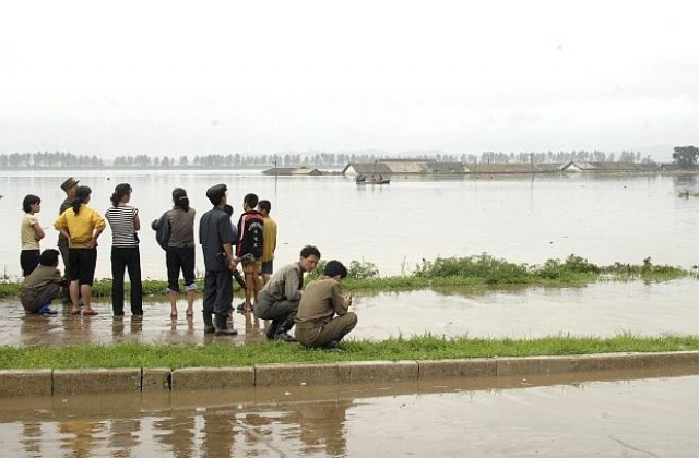 Близо 120 са жертвите на наводненията в Северна Корея