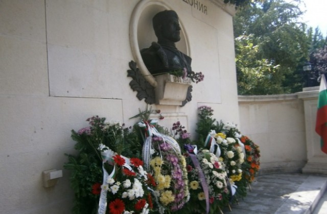 Около 50 души поднесоха венци и цветя на паметника на Тодор Александров в Кюстендил