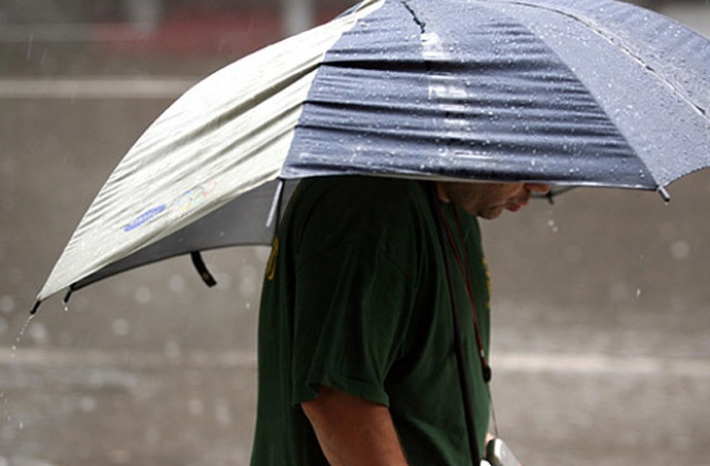 Предупреждават за обилни валежи и гръмотевици на места в страната