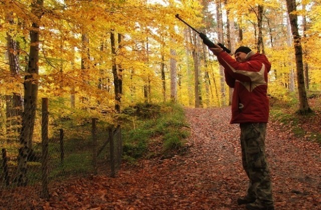 На 100 ловци стрелят по пернат дивеч в Стралджанско