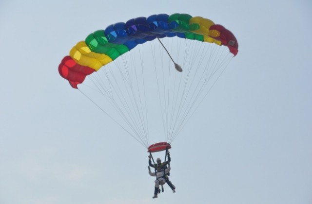 78-годишната Пенка Балева скочи с парашут за осми път