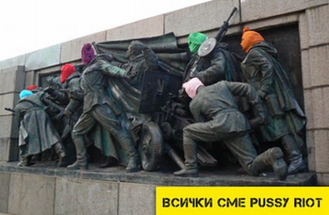 Паметникът на Съветската армия с качулки в подкрепа на групата „Пуси Райът