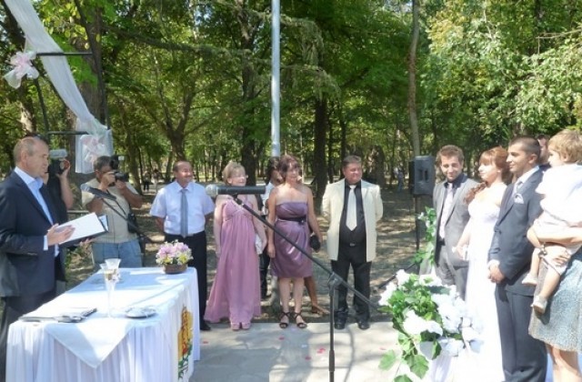 Първи граждански брак в обновения парк в Ямбол