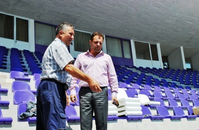 Кметът инспектира готовността на стадион Ивайло за първия домакински мач на Етър