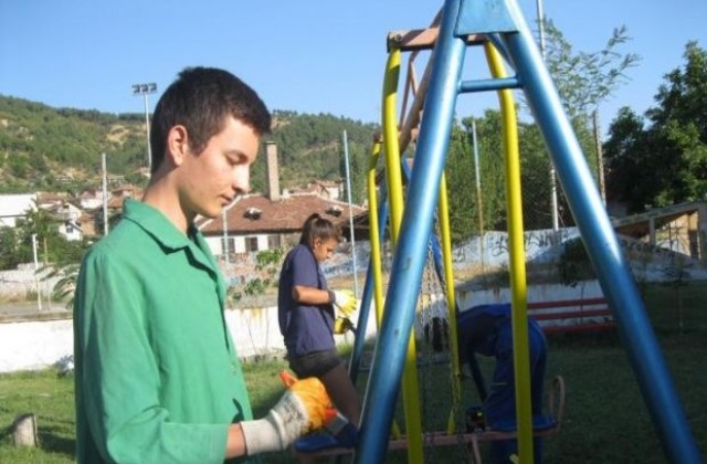 Ученици се трудят през ваканцията