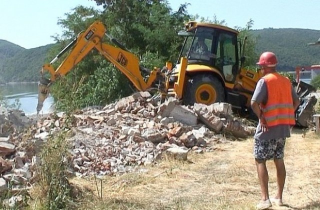 Сринаха още незаконни постройки в Ставри Димитрово