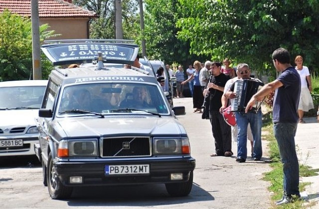 Полицията пазила цяла нощ гроба на брата на Кирил Рашков, в селото се обидиха