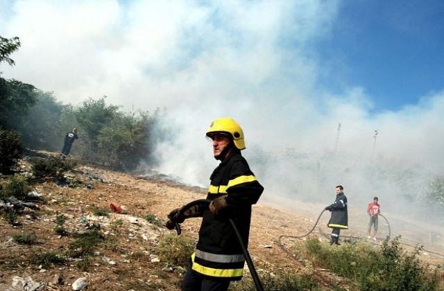 Продължава борбата с пожарите в страната, ново огнище край Нови хан