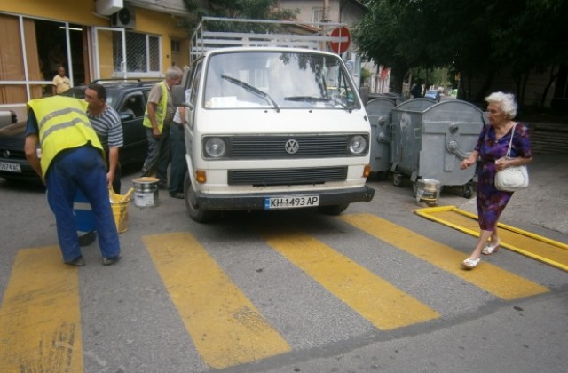 Започна освежаването на пешеходните пътеки в Кюстендил
