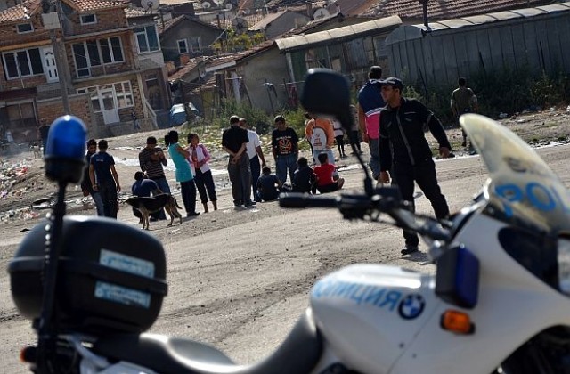 30 роми нападнаха и биха полицаи в Бяла Слатина