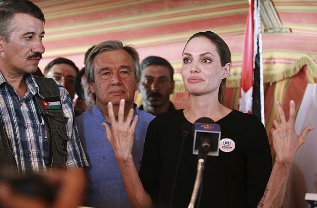 Джоли посети лагер на сирийски бежанци в Йордания