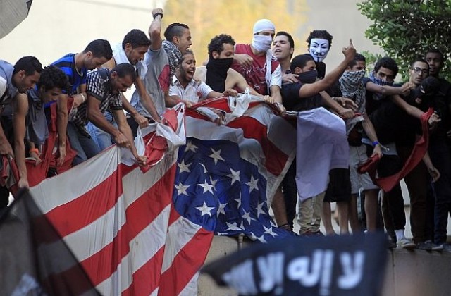 Демонстранти свалиха знамето от посолството на САЩ в Египет и го изгориха