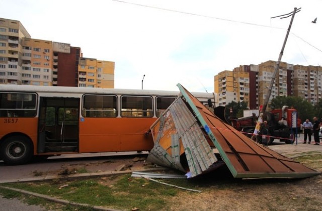 Автобус на градския транспорт в София катастрофира, няма жертви