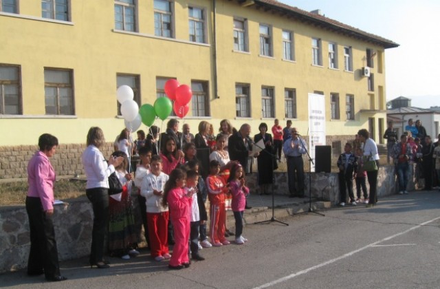 Кметът Паунов и съветници в остър дебат за ромското училище