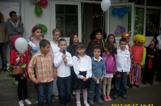 Балони с пожелания пуснаха децата в 5-то ОУ Христо Ботев