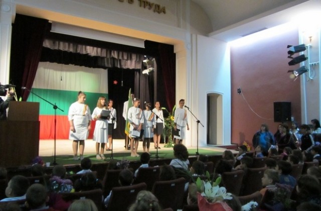 Наградиха изявени ученици от СОУ „Хр. Ботев” в Нова Загора