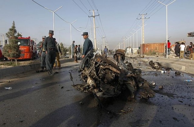 Атентат край летището в Кабул, 12 души са убити