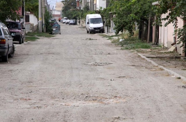 Ремонтират улици в квартал „Кольо Ганчев