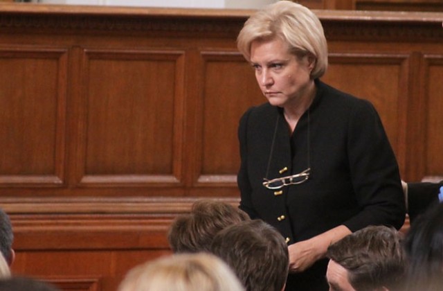 Няма да се търси нова заем за вдигането на пенсиите, категорична е Менда Стоянова