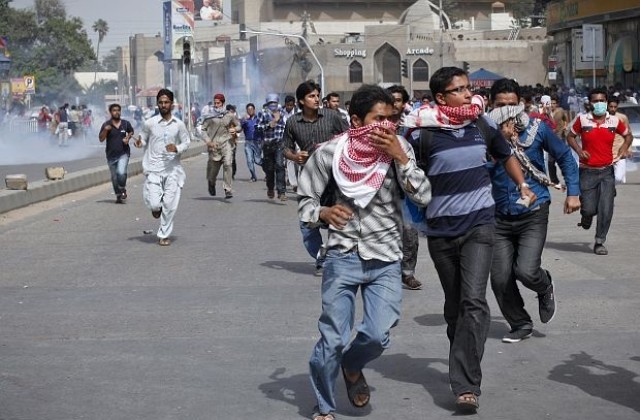 Шестима убити при две експлозии в Карачи