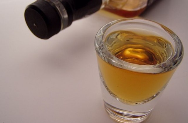 Една трета от пиещите алкохол увреждат сериозно черния си дроб