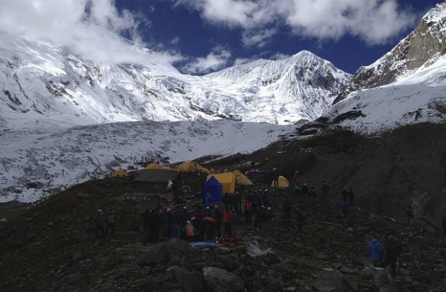 Лавина уби деветима алпинисти в Непал, сред които има и европейци