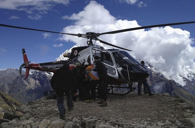 Няма надежда за откриването на оцелели при падналата в Непал лавина