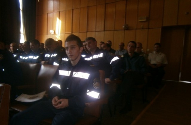 Млад пожарникар- спасител с награда от главния секретар на МВР Калин Георгиев
