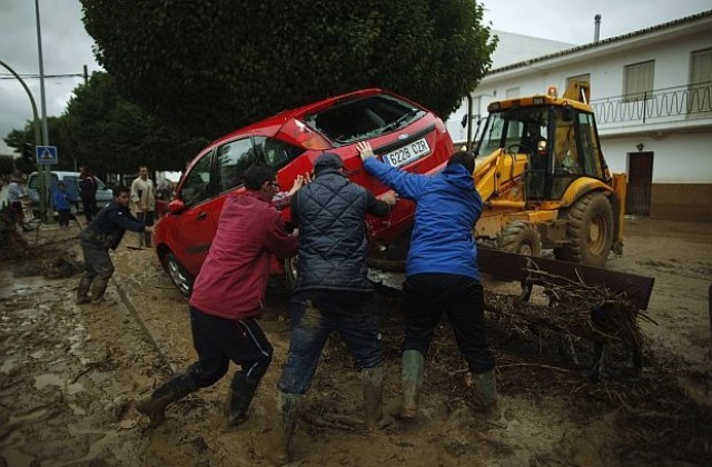 Торнадо връхлетя увеселителен парк в Испания, 35 души са ранени