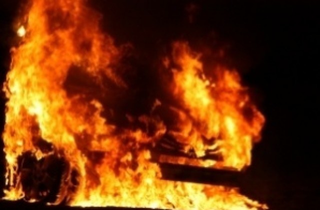 Пожар бушува в района на „Халката”