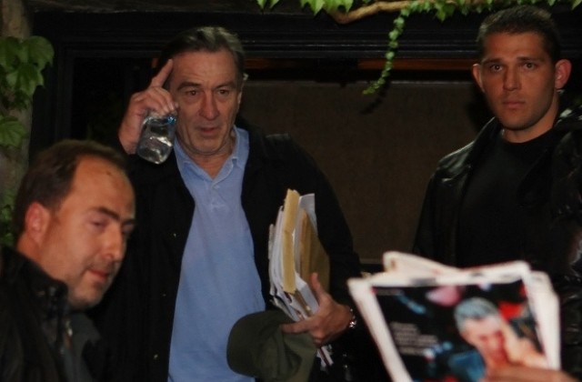 Робърт де Ниро остана безмълвен на летището в София