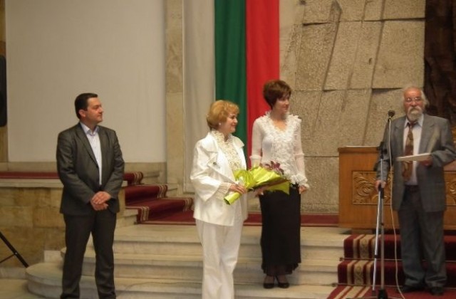 Варненката Елка Няголова спечели конкурса за поезия Мара Белчева