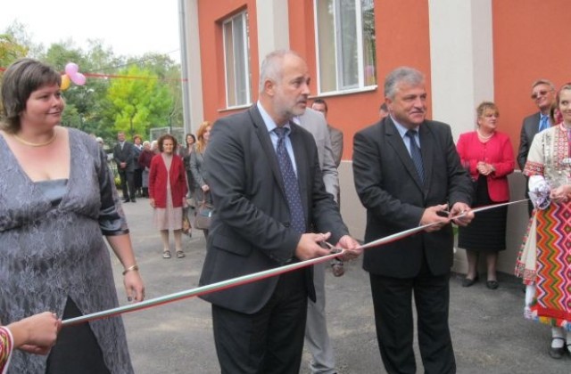 Министър Младенов откри Дом за стари хора в Гоце Делчев