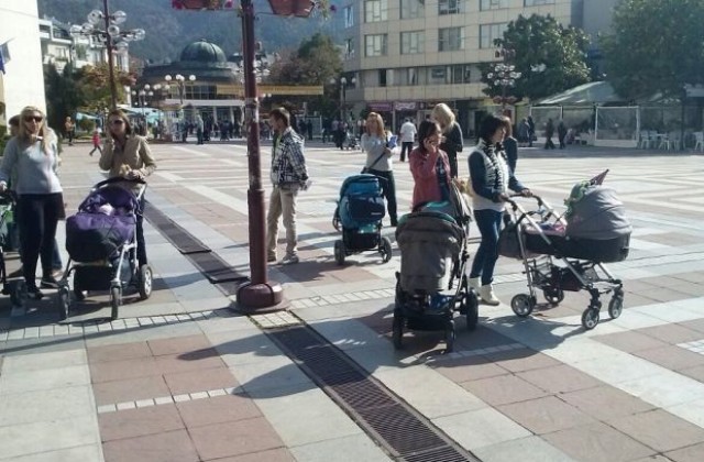 20-ина родители излязоха на протест в Благоевград