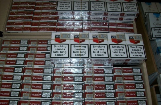 Иззеха 1560 къса цигари, открити в тайници в лек автомобил