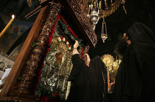 Копие на чудотворната икона „Достойно есть” пристигна в София