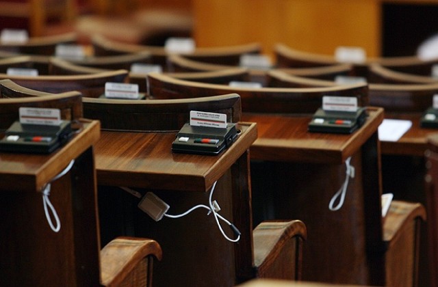 Депутатите гласуваха кабинетът да решава за отпускането на награди за особени заслуги