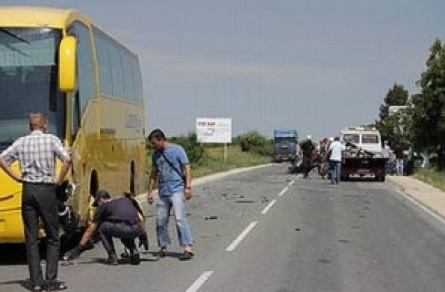 Автобус с екскурзианти се обърна по пътя за Боженци