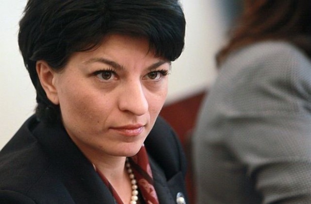 Министър Атанасова призова подалите оставки лекари да преосмислят решението си