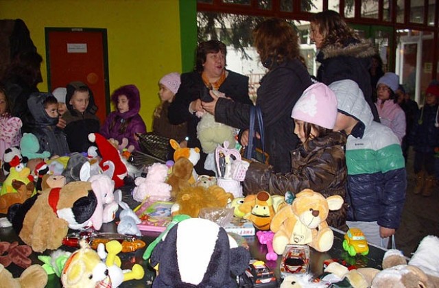 Деца си размениха играчки в Европейската седмица за намаляване на отпадъците