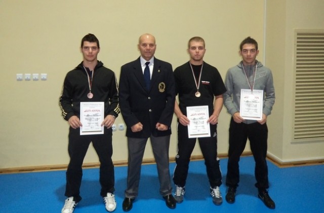 Студенти от Стопанска академия с медали от Държавно първенство по карате