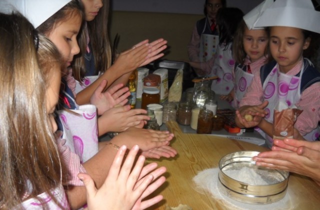 Деца месиха хляб и сладки за Деня на християнското семейство