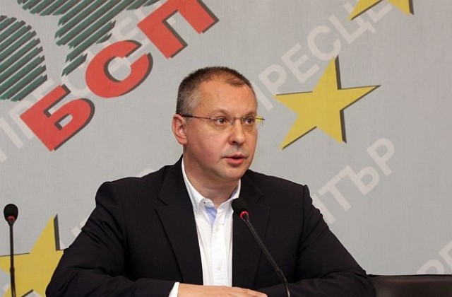 Станишев продължава да води в класацията „Политик на годината“